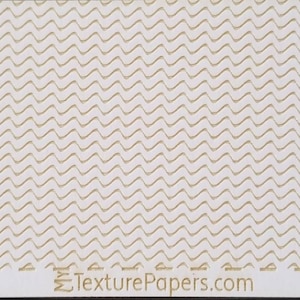 Op de afbeelding: Wit gestructureerd papier met een subtiel, repeterend patroon van kleine, gouden golvende lijnen. Het papier is gelabeld met "TexturePapers.com" en "Design 100221".