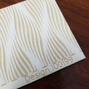 以下が含まれることがあります： 波状のパターンと右下隅に「Design 100199」というテキストが書かれた白いカード