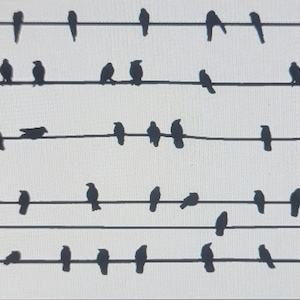 Könnte beinhalten: Ein Schwarzweißbild einer Reihe von Vögeln, die auf einer Reihe von fünf Stromleitungen sitzen. Die Vögel sind alle in die gleiche Richtung ausgerichtet und gleichmäßig verteilt.