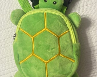 Adorable mochila pequeña con arnés para perros y tortuga