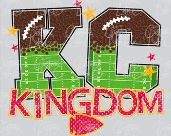 Op de afbeelding: Een bruine en groene afbeelding met de letters "KC" in een voetbalveld ontwerp. De letters zijn omringd door rode en gele sterren. Onder de letters staat het woord "KINGDOM" in rood met een gele omtrek. Het woord "KINGDOM" heeft een rode pijl die naar rechts wijst.