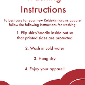 Op de afbeelding: Wasinstructies voor kleding. Draai het shirt of de hoodie binnenstebuiten, was het in koud water, hang het op om te drogen en geniet van je nieuwe kleding!