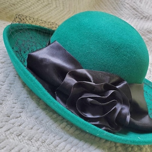 Vintage Kelly Green Wool Wide Brimmed Breton Hat