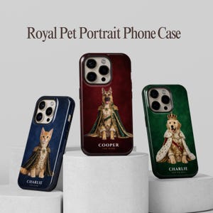 以下が含まれることがあります： Royal Pet Portrait Phone Caseと書かれた3つのスマホケース。左の青いケースにはCHARLIE THE KINGと書かれた王室の衣装を着た猫、中央の赤いケースにはCOOPER THE KINGと書かれた王室の衣装を着たジャーマンシェパード、右の緑のケースにはCHARLIE THE PRINCEと書かれた王室の衣装を着た犬が描かれています。