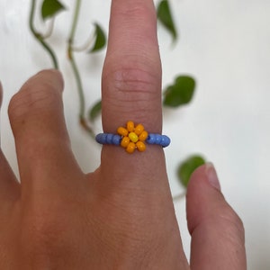 Anillo de flor de cuentas de semillas- Azul y naranja