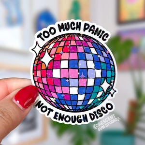 Pegatina holográfica "Demasiado pánico, no suficiente discoteca", pegatina brillante de bola de discoteca para botella de agua, pegatina divertida para la ansiedad en el portátil, regalo para terapeuta