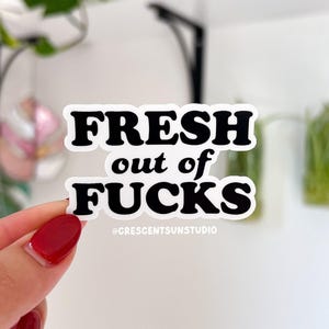 Pegatina "Fresh Out of Fucks", divertida pegatina sarcástica para botella de agua, pegatina para computadora portátil con humor para adultos, regalo para mamá atrevida, regalo para mejor amiga