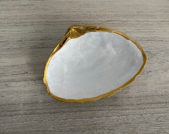 Plato para anillos con conchas marinas blancas y doradas