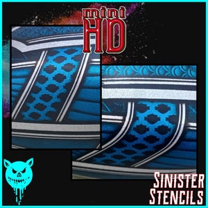 Könnte beinhalten: Nahaufnahme eines blauen und weißen Musters auf einem Motorrad-Benzintank. Das Design zeigt ein geometrisches Muster mit weißen Linien und einem blauen Hintergrund. Der Text "mini HD" ist in der oberen linken Ecke des Bildes sichtbar. Der Text "SINISTER STENCILS" ist in der unteren rechten Ecke des Bildes sichtbar.