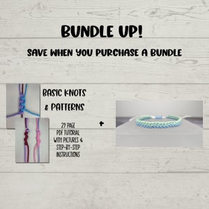 Könnte beinhalten: Ein Bundle-Angebot für ein 29-seitiges PDF-Tutorial zu grundlegenden Knoten und Mustern für Freundschaftsarmbänder. Das Tutorial enthält Bilder und Schritt-für-Schritt-Anleitungen. Das Bundle beinhaltet auch ein fertiges Freundschaftsarmband mit blauen und grünen Fäden.