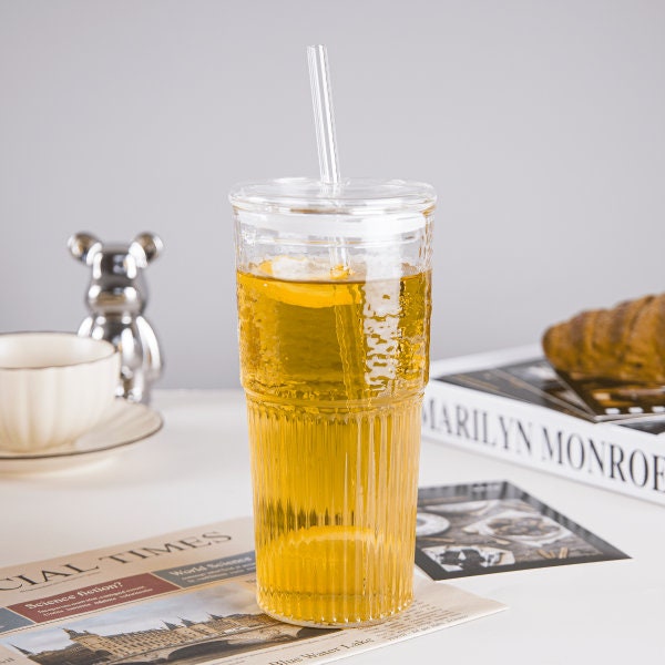 Sizikato Clear Glass Mug with Lid and Straw, 15 Oz Drinking Glass Juice  Cup, Cute Strawberry Pattern