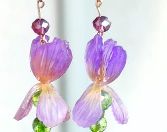 Handgefertigte Schrumpfplastik Iris Ohrhänger: Leichter floraler Schmuck