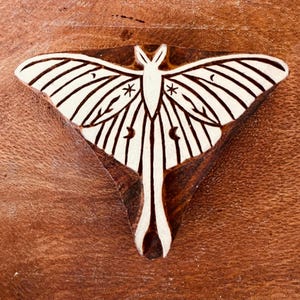 Handskuren Luna Moth-stämpel i rosenträ, keramikstämpel (7 cm)