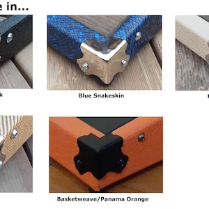 K&ouml;nnte beinhalten: Nahaufnahme verschiedener Ecksch&uuml;tzer in unterschiedlichen Farben und Texturen. Optionen sind Levant/Bronco Black, Blue Snakeskin, Fender Blonde, Tweed und Basketweave/Panama Orange. Jede Ecke hat eine gl&auml;nzende Metallhalterung.