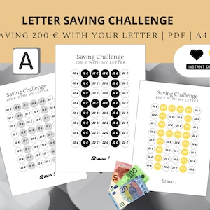 Può includere: Tre fogli stampabili per una sfida di risparmio. Ogni foglio ha una griglia di cerchi con diversi importi di denaro in euro. I fogli sono etichettati "Sfida di risparmio 200 € con la mia lettera".
