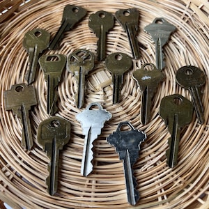 old keys / vintage keys / wedding decor / wedding favors / keys for jewelry making / set of 15 / rustic keys / rustic decor