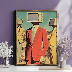 以下が含まれることがあります： 砂漠の風景の中に、テレビを頭に載せた3人の人物が立っている。中央の人物は赤いスーツにストライプのネクタイを着用している。両側の人物は黄色のスーツにネクタイを着用している。背景は霞んだ砂漠の風景である。