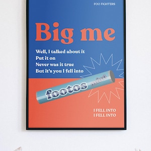 Puede incluir: Un póster enmarcado con un diseño azul y naranja. El texto "Big me" está en letras grandes de color naranja. Debajo, se muestran letras de canciones y un gráfico de caramelos de menta. El nombre de la banda Foo Fighters está en la parte superior.
