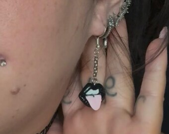 Pendientes de labios estilo grunge Y2K: pendientes colgantes con lengua negra y boca mordida roja; joyería de cadena de acero inoxidable estilo chica alternativa.