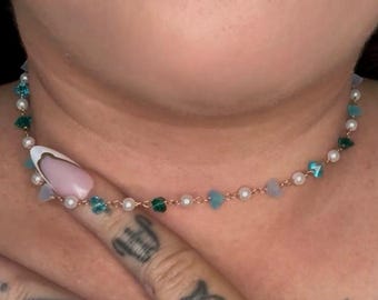Collar de gema azul con detalles dorados – gargantilla delicada con cuentas marinas – regalo de joyería delicada