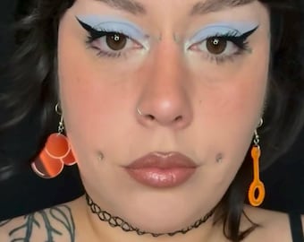 Varita de burbujas naranja y pendientes de burbujas desiguales - colgantes de los 90 y2k - joyería nostálgica y divertida