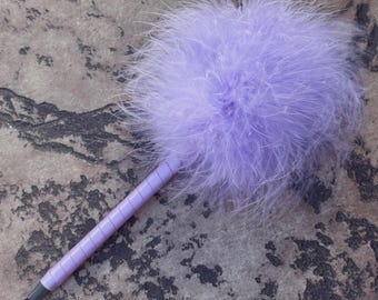 Pluma de marabú morada - envuelta a mano con cinta - accesorio de los 90 de la película Clueless - (cartucho BIC recargable) - decoración de oficina y regalo para despedida de soltera