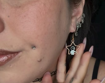 Pendientes asimétricos de astronauta con luna y estrella – joyería colgante espacial celestial – regalo galáctico estilo años 90 para ella