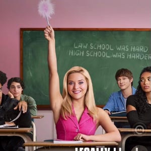 Op de afbeelding: Een persoon met blond haar draagt een felroze mouwloze top met kraag, zittend aan een bureau in een klaslokaal, met een roze verenpen in de lucht. Daarachter staat een groen schoolbord met de tekst LAW SCHOOL WAS HARD HIGH SCHOOL WAS HARDER.