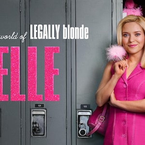 Op de afbeelding: Een blond persoon in een felroze mouwloze jurk met kraag, die een roze pompon-accessoire vasthoudt. De tekst luidt From the world of LEGALLY blonde en ELLE, tegen een achtergrond van grijze metalen schoolkluisjes.