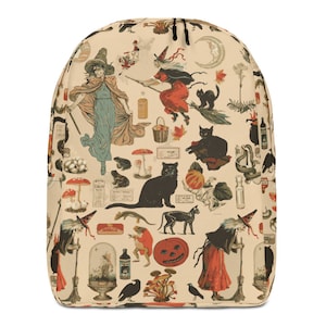 Op de afbeelding: Een beige rugzak met een vintage Halloween-print met heksen, katten, pompoenen, paddenstoelen en andere griezelige afbeeldingen.