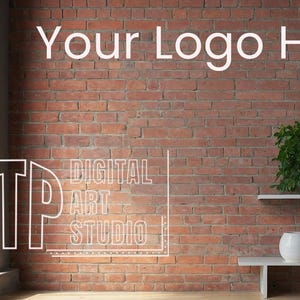 Può includere: Un muro di mattoni con il testo "Your Logo Here" in bianco. C'è uno scaffale bianco con due vasi bianchi e una pianta verde in un vaso marrone. Il testo "RTP DIGITAL ART STUDIO" è scritto in bianco sul muro.