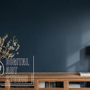 Può includere: Una stanza con una parete blu scuro e un mobile in legno. Una lampada bianca con base cilindrica è appoggiata sul mobile. Un vaso di fiori bianchi è a sinistra. Il testo "DIGITAL ART STUDIO" è a sinistra.