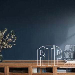 Può includere: Un mobile in legno con ripiani aperti e uno sfondo di parete blu scuro. Un vaso di vetro con fiori bianchi è posto sul mobile, accanto a un vaso dorato. Il testo "RTP DIGITAL ART STUDIO" è visualizzato sulla parete.