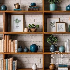 Könnte beinhalten: Ein Bücherregal aus Holz mit mehreren Regalbrettern, die mit Büchern, Pflanzen und Dekorationsartikeln gefüllt sind. Die Regalbretter sind in Abschnitte unterteilt, wobei sich eine weiße Backsteinwand dahinter befindet. Zu den Gegenständen auf den Regalbrettern gehören Bücher, Pflanzen, Vasen und Dekorationsartikel. Das Bücherregal ist eine großartige Möglichkeit, jedem Raum Stauraum und Stil zu verleihen.
