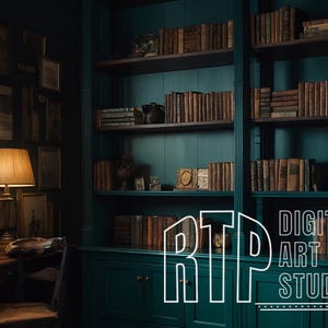 Puede incluir: Una estantería de color verde oscuro llena de libros en una habitación con poca luz. Dos lámparas con pantallas de color beige están sobre un escritorio de madera con un cuadro enmarcado en la pared detrás. El texto "RTP Digital Art Studio" es visible en la esquina inferior derecha de la imagen.
