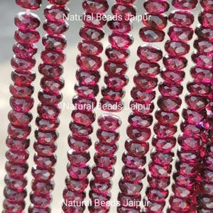 Puede incluir: Una hebra de cuentas de piedras preciosas facetadas de color rojo intenso. Las cuentas son pequeñas y redondas, y están enhebradas en un hilo transparente. Las cuentas están dispuestas en línea recta, y todas son del mismo tamaño y forma. Las cuentas son de color rojo intenso, y tienen un acabado brillante.