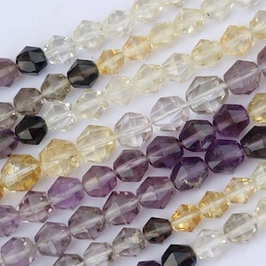 Puede incluir: Múltiples hilos de cuentas de piedras preciosas facetadas y translúcidas dispuestas en filas paralelas. Las cuentas presentan una mezcla de colores que incluye transparente, amarillo pálido, morado intenso y gris humo, ensartadas en hilos finos.