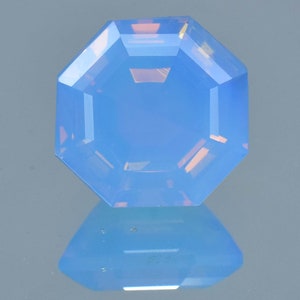 Könnte beinhalten: Ein hellblauer, achteckiger Edelstein mit einer glatten, polierten Oberfläche.