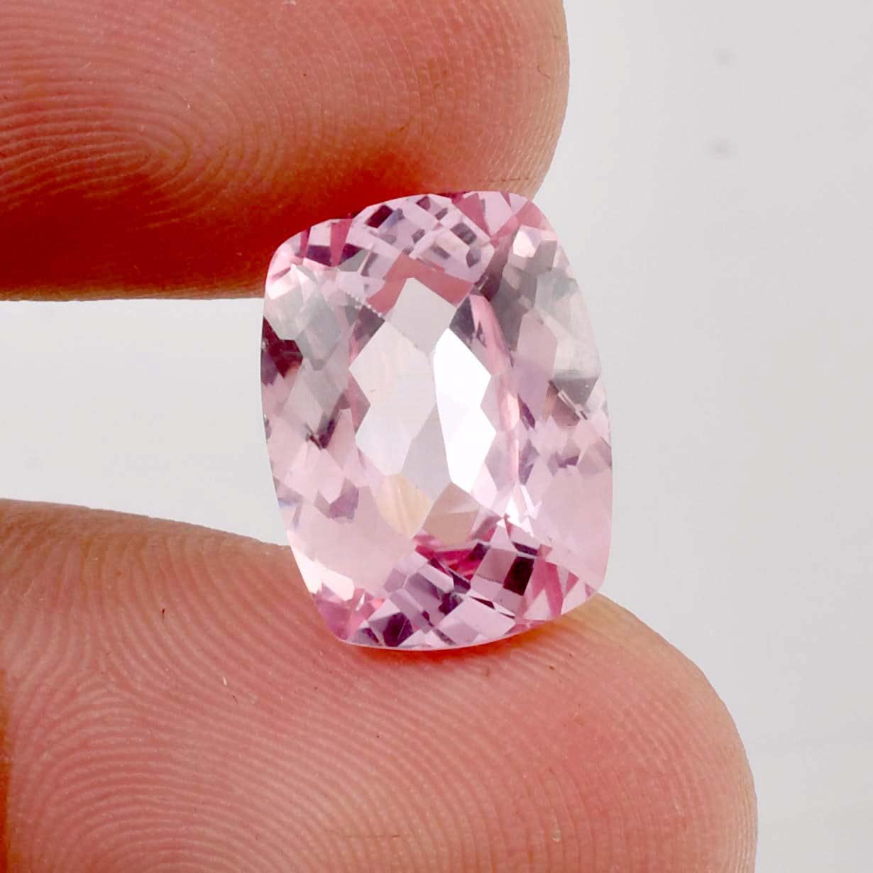 The special feature of a Padparadscha sapphire lies in its unique coloring,  which is a mixture of delicate pink and orange tones. The name \, image size:1230x1230