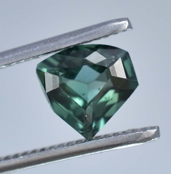 8 x 8 MM 完璧な 1.95 カラットの天然インディコライト ブルー 8 x 8 MM 完璧な 1.95 カラットの天然インディコライト ブルー