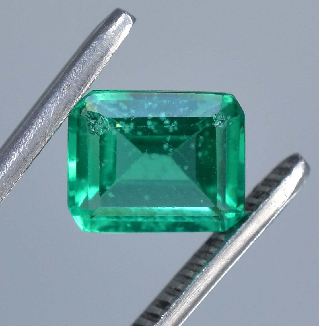 9 x 7 MM グリーン ザンビア産エメラルド 2.85 カラット 100% 天然