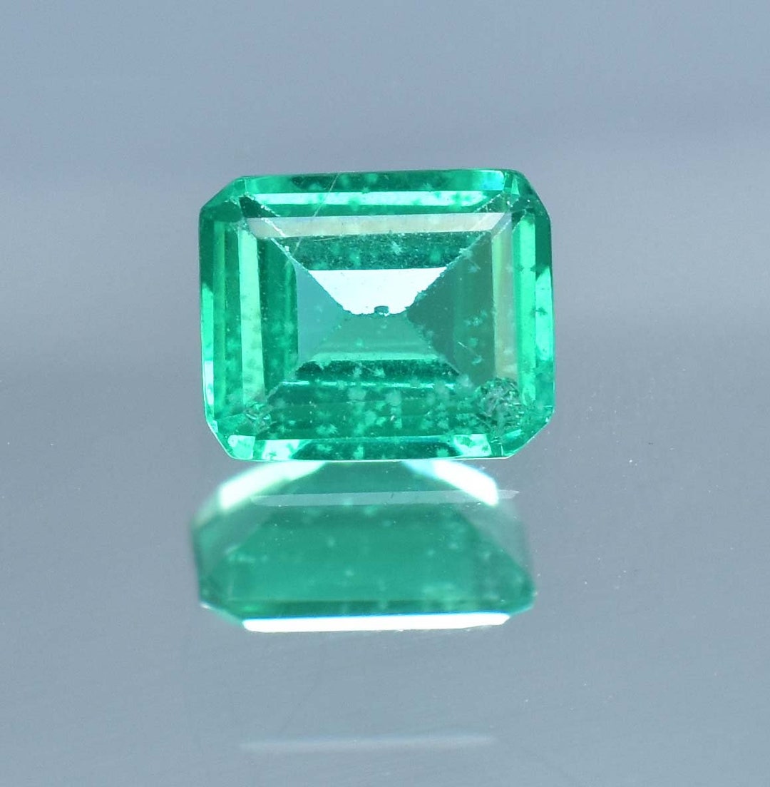 9 x 7 MM グリーン ザンビア産エメラルド 2.85 カラット 100% 天然