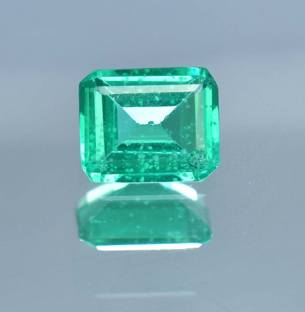 エメラルドシェイプ ザンビア産グリーンエメラルド宝石。「GIL 認定」 9 x 7 MM グリーン ザンビア産エメラルド 2.85 カラット 100% 天然