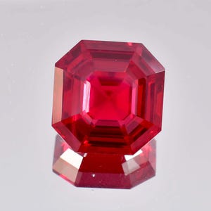 以下が含まれることがあります： 正方形でファセットカットされた深紅の宝石