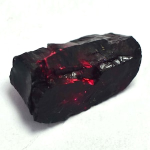 AAA+ 33.10 Ct Very Rare Natural Red Painite Rough Unheated Burmese Facet (GIT) Certified Very nice Quality 24.80 x 12.90 x 9.90 mm