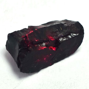 AAA+ 33.10 Ct Very Rare Natural Red Painite Rough Unheated Burmese Facet (GIT) Certified Very nice Quality 24.80 x 12.90 x 9.90 mm