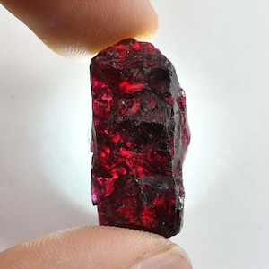 AAA+ 90,00 Ct Painite rossa naturale molto rara grezza non riscaldata sfaccettatura birmana certificata GIT Painite rossa di ottima qualità Terra rara estratta grezza