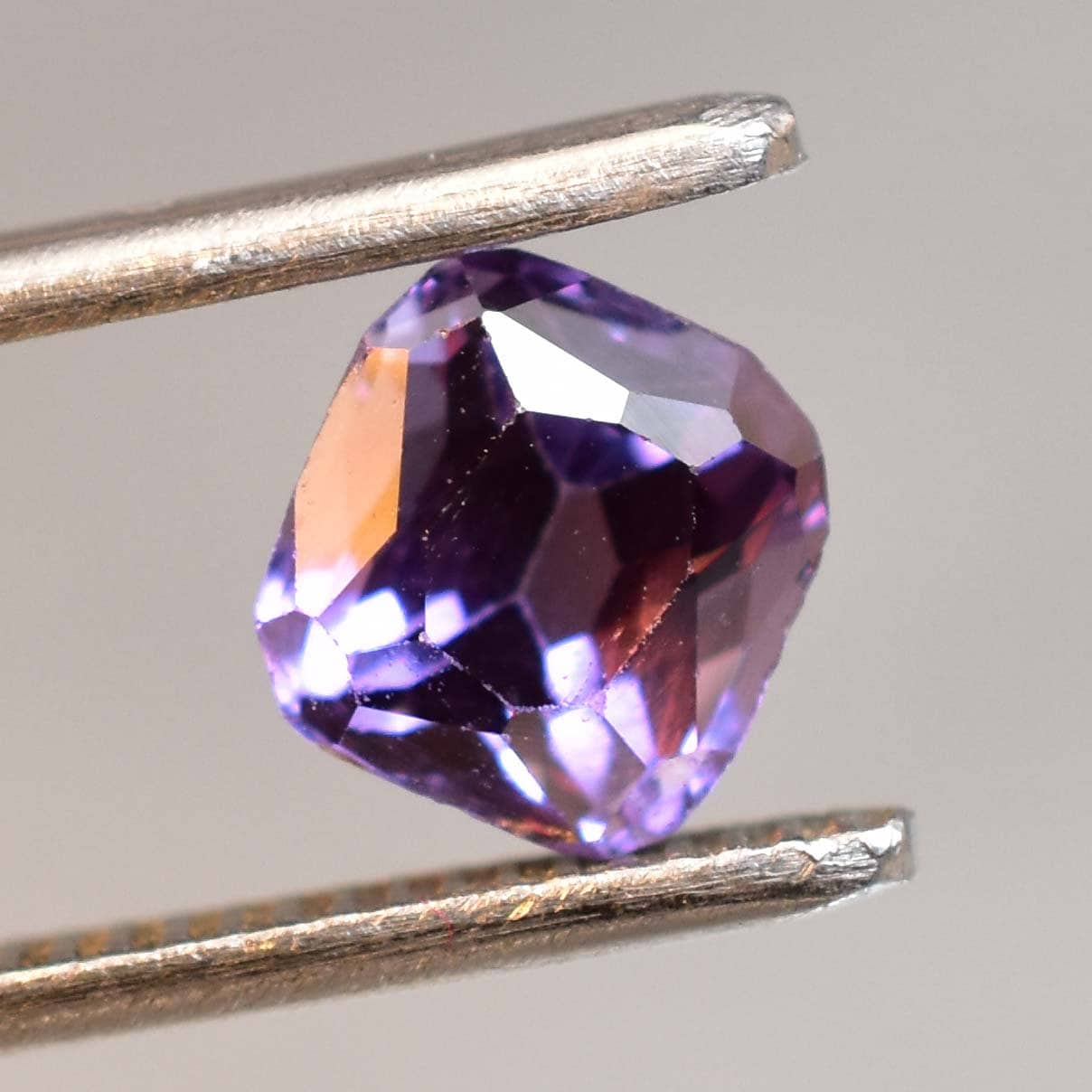 Alexandrite Naturelle à Changement De Couleur - Pierre Carrée 11x11x8 Mm, Certifiée RIF, Qualité AAA