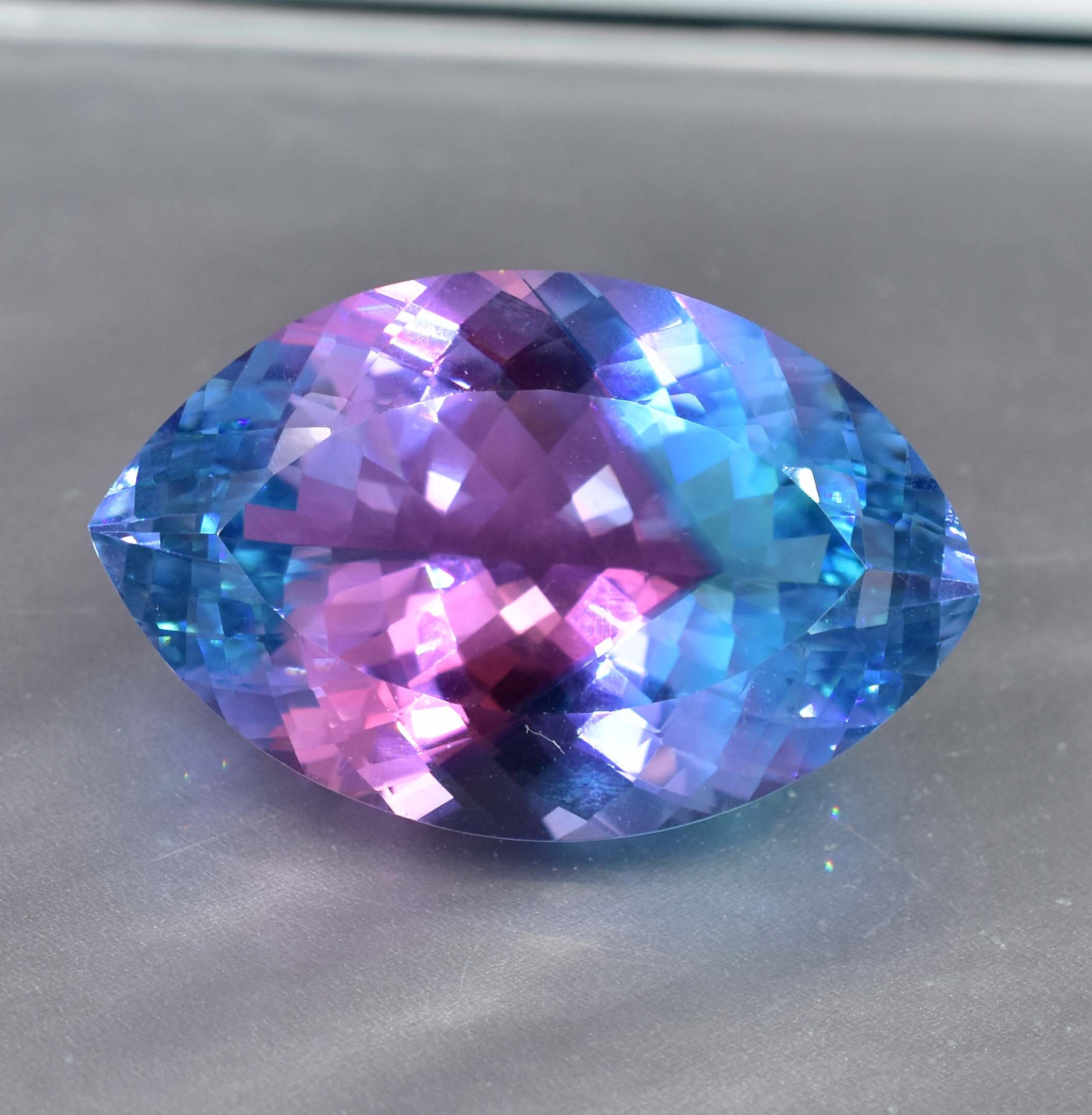50 X 31 MM HUGE Flawless 159.70ct Natural Bi-color Blue-pink Parti
