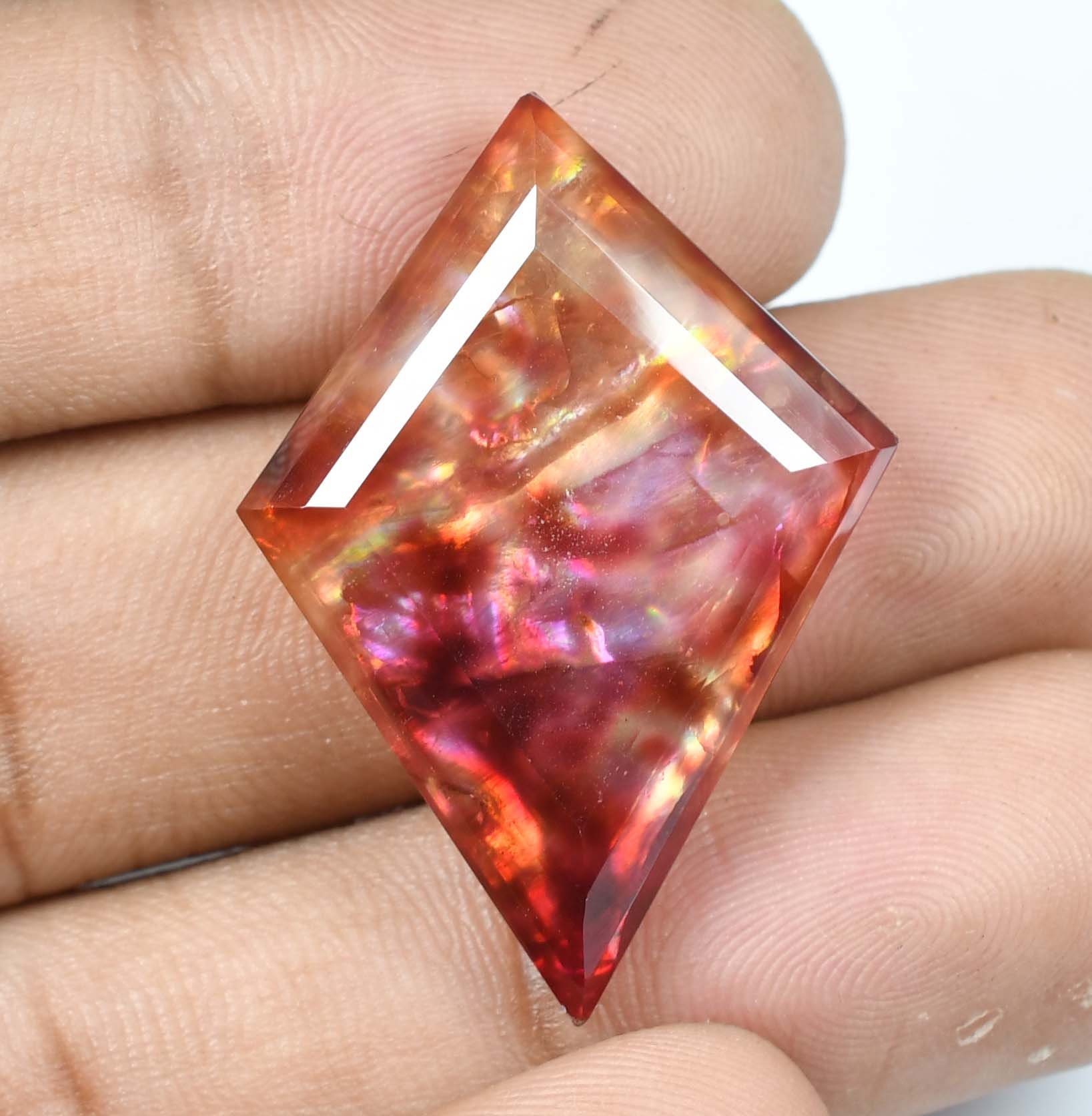 巨大な 30.00 カラットの天然アンモライト オパールのような有機貴石  